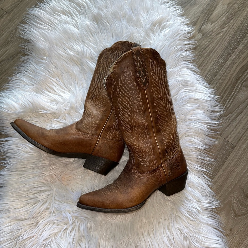 Ariat women’s boot size 7.5. Wore only once !